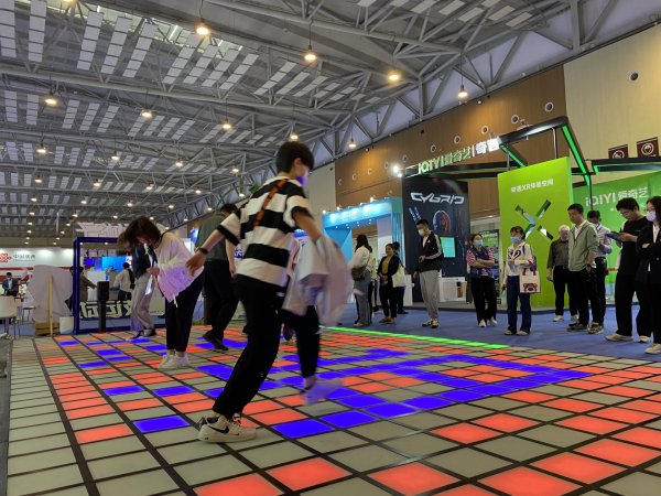 软科技+硬设备，“青岛产”互动游戏“跃动格子”受到年轻人追捧！
